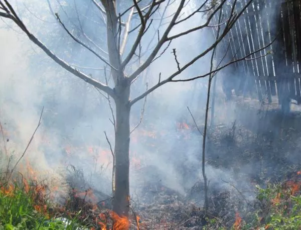 Детска игра с огън причини пожар в Кърджали