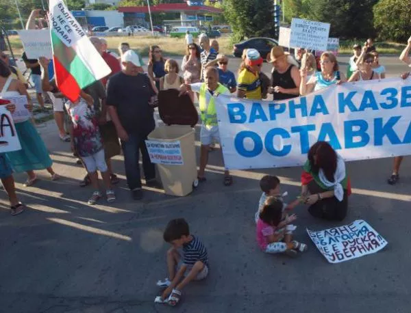Протестът и контрапротестът извън София