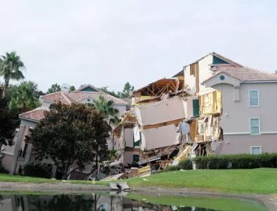 Хотел във Флорида пропадна в огромна дупка