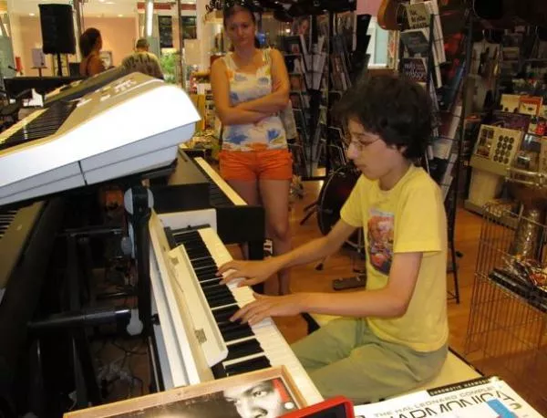 Млад пианист от Русе удиви клиентите на мол в Атина