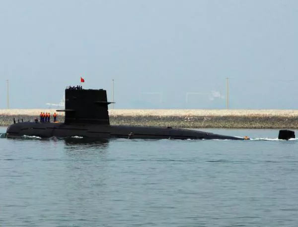 Подводница гори в пристанището на Мумбай