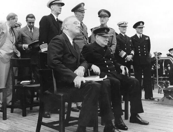 Чърчил и Рузвелт подписват Атлантическата харта за следвоенно устройство на света