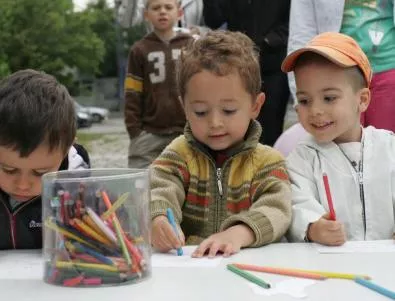 Детските се обвързват с посещение на детски градини и училища