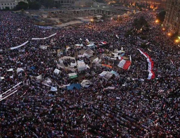 Близо 300 загинали при насилието в Египет 