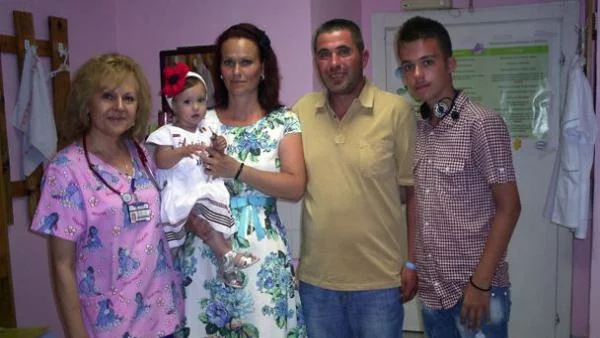 Родителите на румънчe, родено 740 гр, почерпиха в МБАЛ Бургас за първия му рожден ден