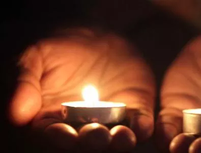 Контрапротестиращите със свещ в ръка: Президентът не ни чува, дано Господ ни чуе