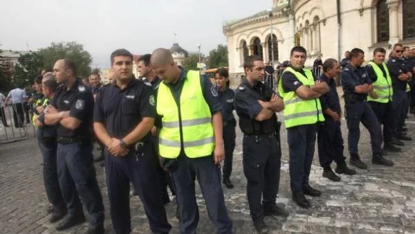 Депутат помете полицай с колата си