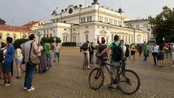 Протестиращи оградиха и замеряха колата на Десислава Атанасова