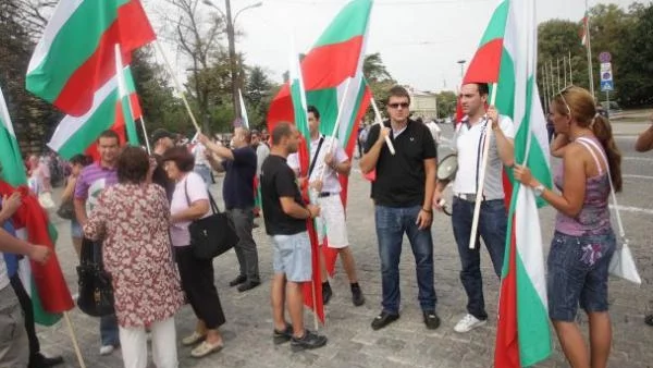 Контрапротестът посреща депутатите с овации, протестът - с освирквания