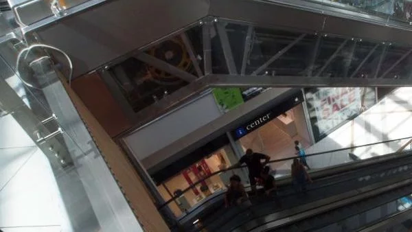 Пулсът и кръвното налягане на детето, паднало в мола във Варна, се подобряват