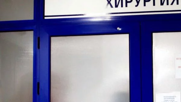 Детето, паднало в мола във Варна, вече е в съзнание, иска самолет