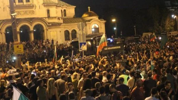 Властта припалва белия автобус