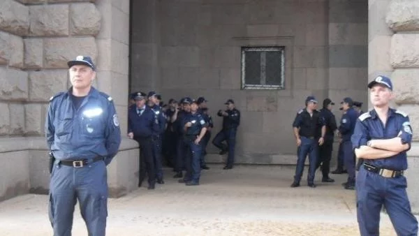 Обезщетяват полицаите за извънредния труд 