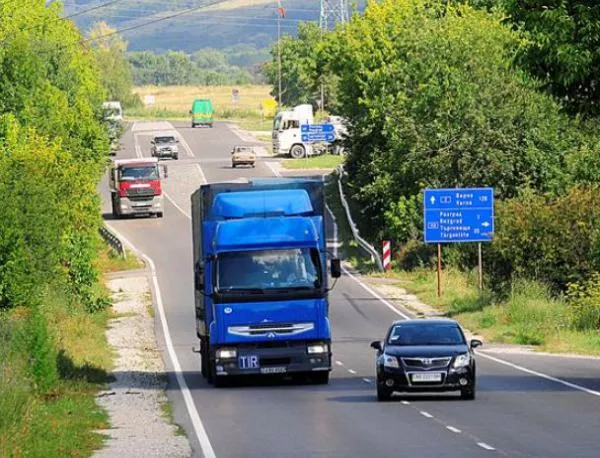 На АМ "Тракия" временно ограничение на скоростта е въведено на територията на област Пазарджик поради заравняване на неравности по пътното платно.
