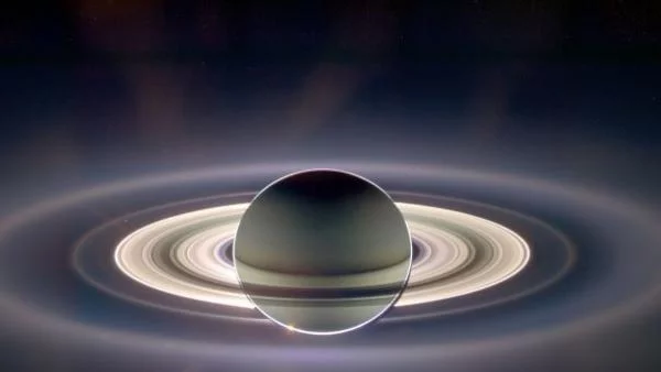 Мегабуря разкри воден слой на Сатурн