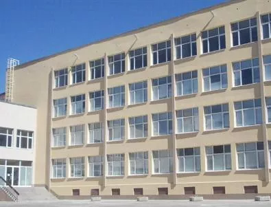 Мият дворовете на училищата във всички райони на София