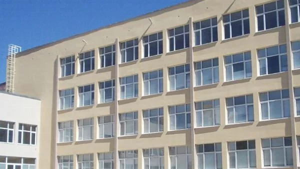 Мият дворовете на училищата във всички райони на София