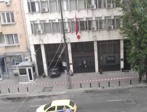 Приключи огледът след врязването на колата в Турското посолство