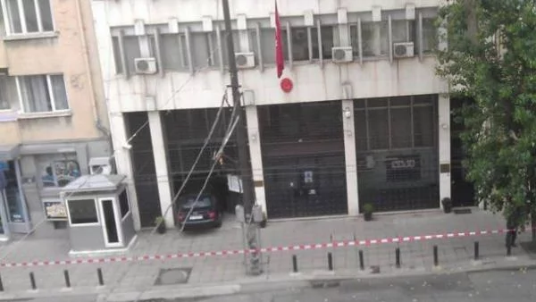 Приключи огледът след врязването на колата в Турското посолство