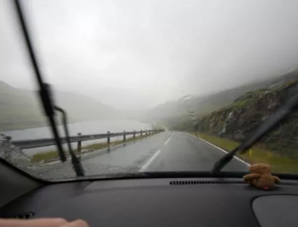 Пътищата в страната са предимно сухи, на места мокри
