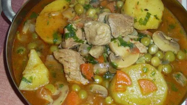 Яхния от свинско с картофи, гъби и грах
