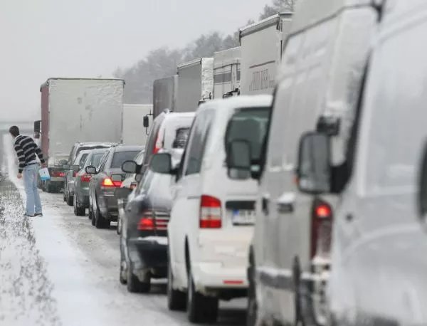АПИ: Шофьорите в Северозападна България да тръгват готови за зимни условия