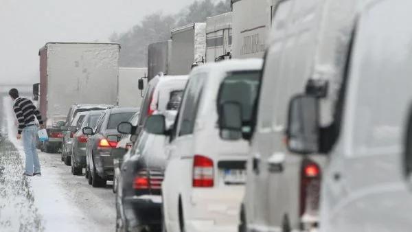 АПИ: Шофьорите в Северозападна България да тръгват готови за зимни условия