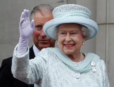 Кралица Елизабет II е започнала да предава властта на принц Чарлз