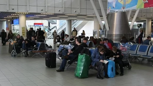 Десетки пътници изпуснаха полетите си на летище София 