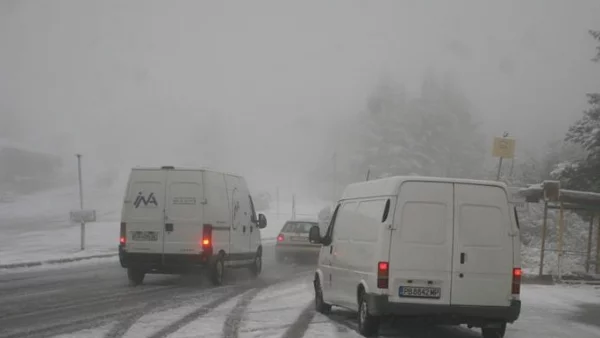 Проблеми заради снеговалежа на проходите Шипка и Предел
