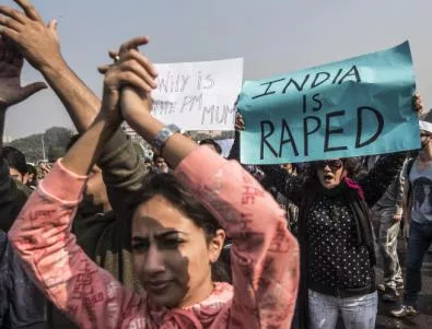 В Индия изнасилиха групово и подпалиха 14-годишно момиче
