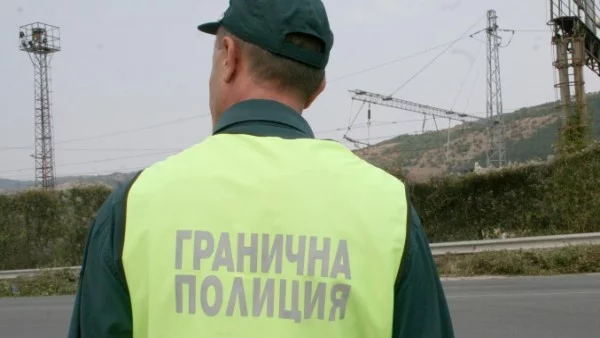 Задържаха румънски каналджия и две сирийки на българската граница