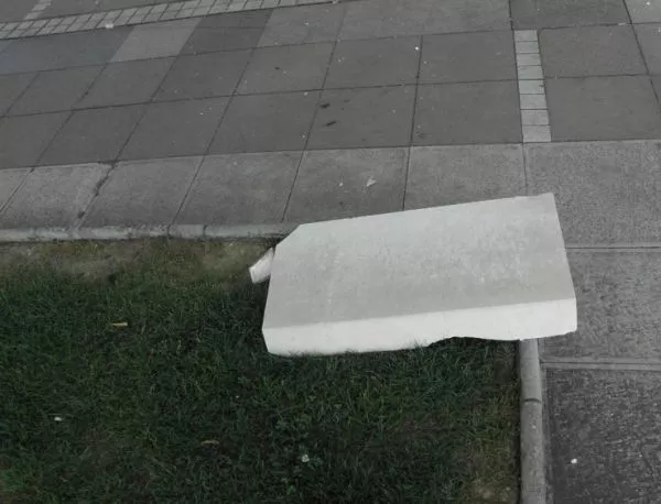Гражданин осъди вандалските прояви в Благоевград, постави табели с послания