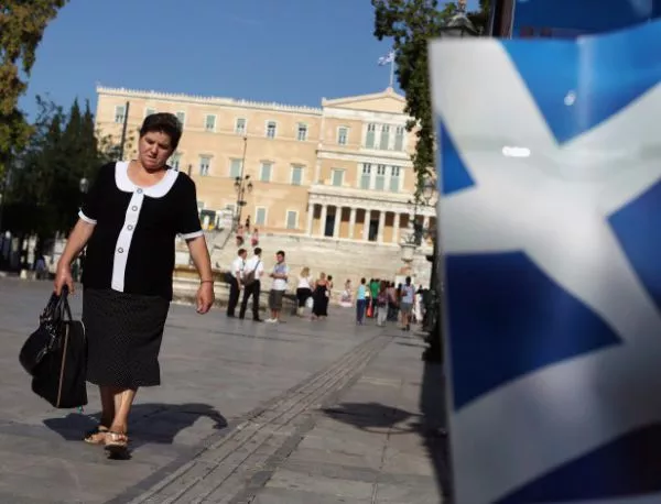 Гърците се люлеят между апатията и страха
