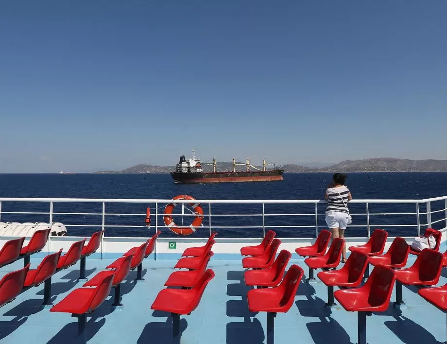 Фериботите в Гърция отново ще работят от понеделник