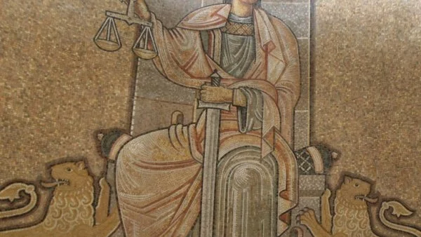 Дисциплинарно уволнение на държавен съдебен изпълнител в Хасково