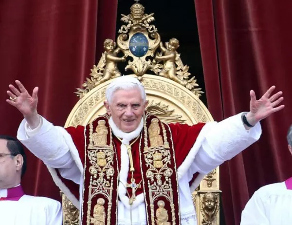 Папа Бенедикт XVI стана на 90 години