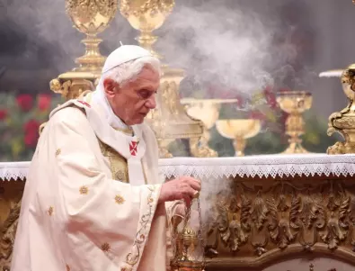 Започна поклонението пред тленните останки на папа Бенедикт XVI