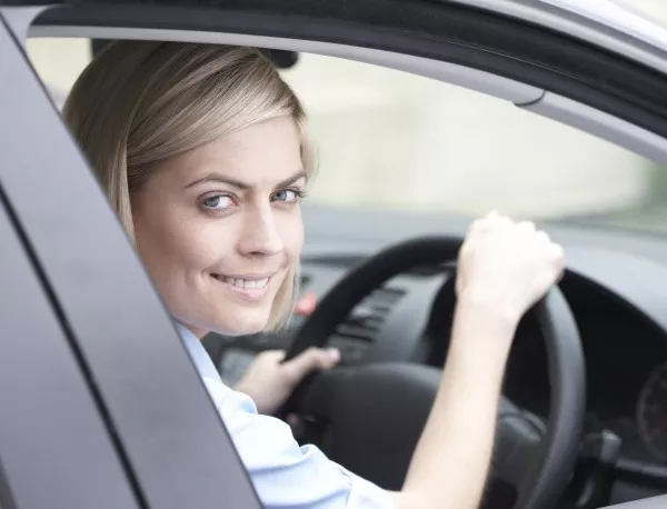 Френският съд: Ако жена кара с високи токчета, да се счита за нарушение