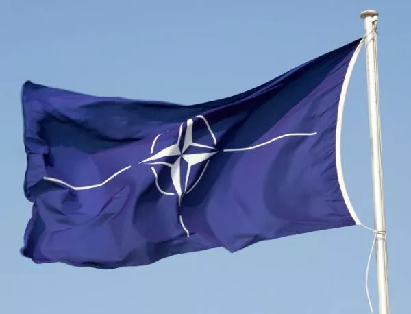 В Черна гора изгориха знамето на НАТО дни след поканата за присъединяване