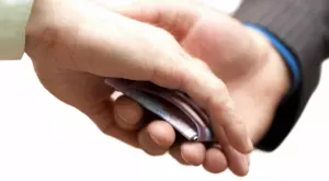 {{ otherArticle[0].article.title }}