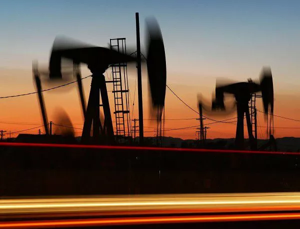 Рекордните запаси в САЩ забавят покачването на петрола 
