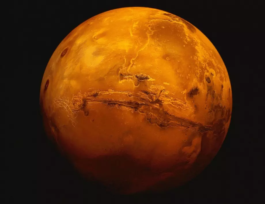 Сондата "Hope" изпрати първа снимка на Марс, вижте я