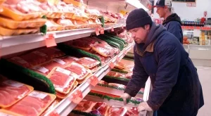 Отделят свежото от манипулираното месо на различни щандове в магазините
