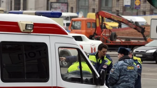 Човек загина, след като джип се вряза в спирка в Москва 