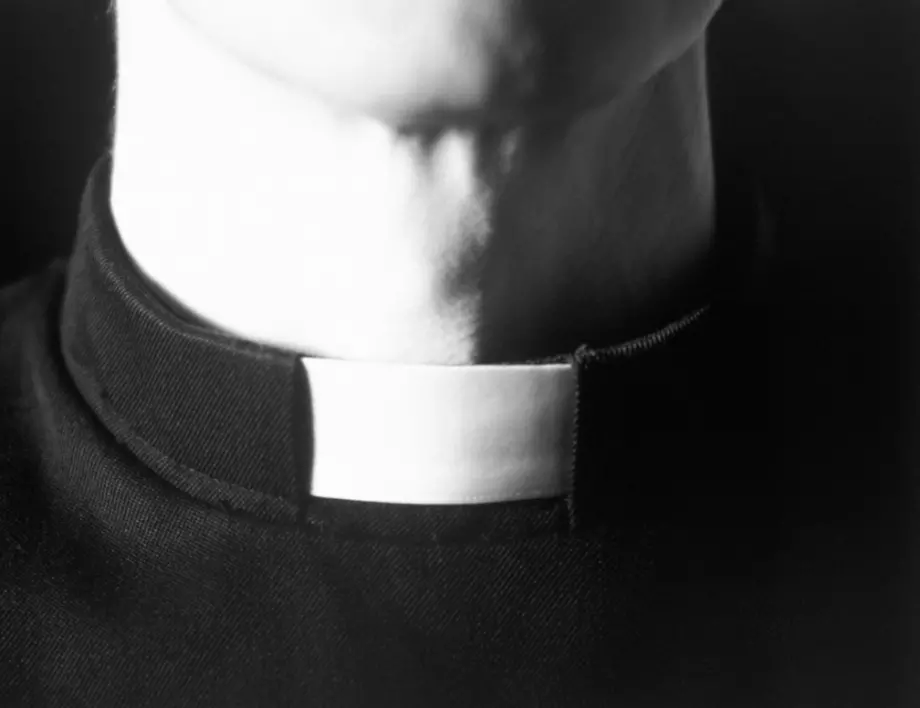 Свещеник, насилвал физически и сексуално момче, е върнат като проповедник след шестмесечна терапия