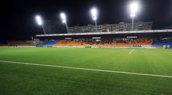 Фенове на Нефтохимик призоваха Община Бургас да откупи стадион "Лазур"