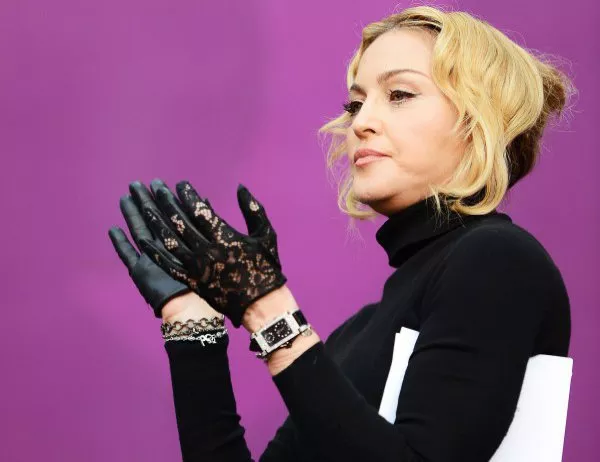 Мадона поиска чрез съда спиране на търга, в който влиза писмото от Тупак до нея