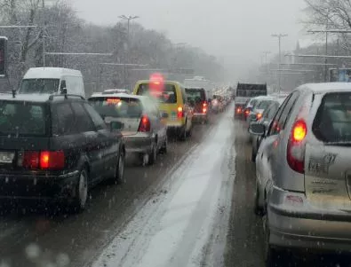 Промени предвиждат шофьорите да остават без книжка, ако нямат зимни гуми