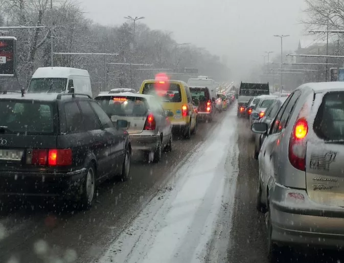 Заради задаващите се снежни виелици АПИ призовава шофьорите да бъдат подготвени